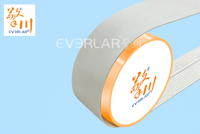 白色食品級PU輸送帶加導(dǎo)條耐磨耐油日化行業(yè)輸送機械皮帶加工定制