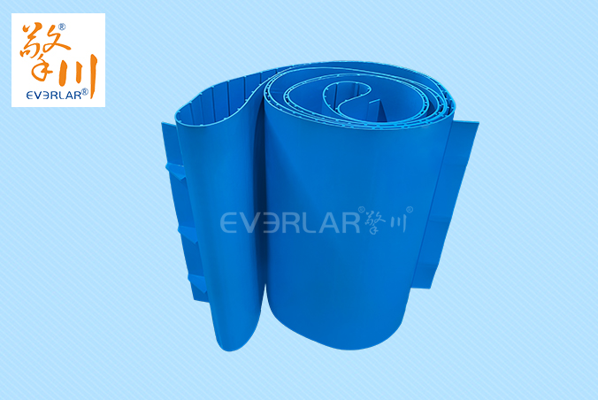 易清潔TPU加擋板輸送帶藍色食品級防溢抗污生產(chǎn)線設(shè)備傳送帶