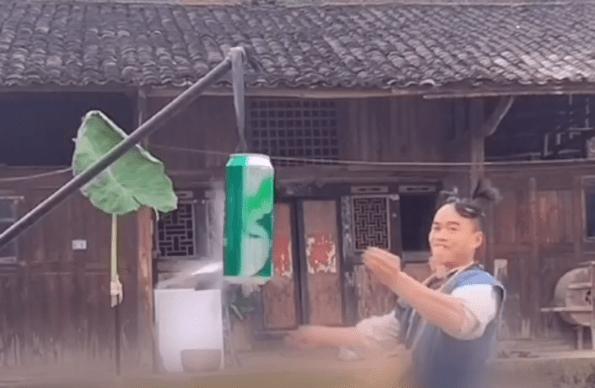 小伙5米外飛撲克削開易拉罐 小伙5米外飛撲克削開易拉罐
